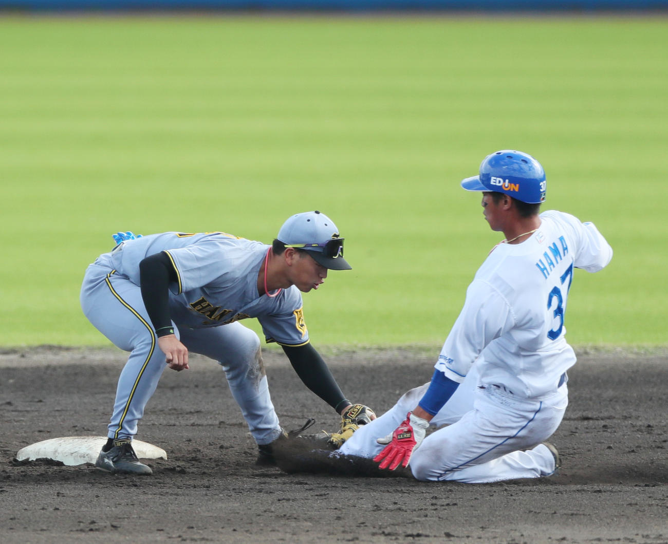 練習試合・中日対阪神　3回裏中日1死一塁、打者鵜飼の時、一走浜の二盗を阻止する二塁手百崎（撮影・上山淳一）