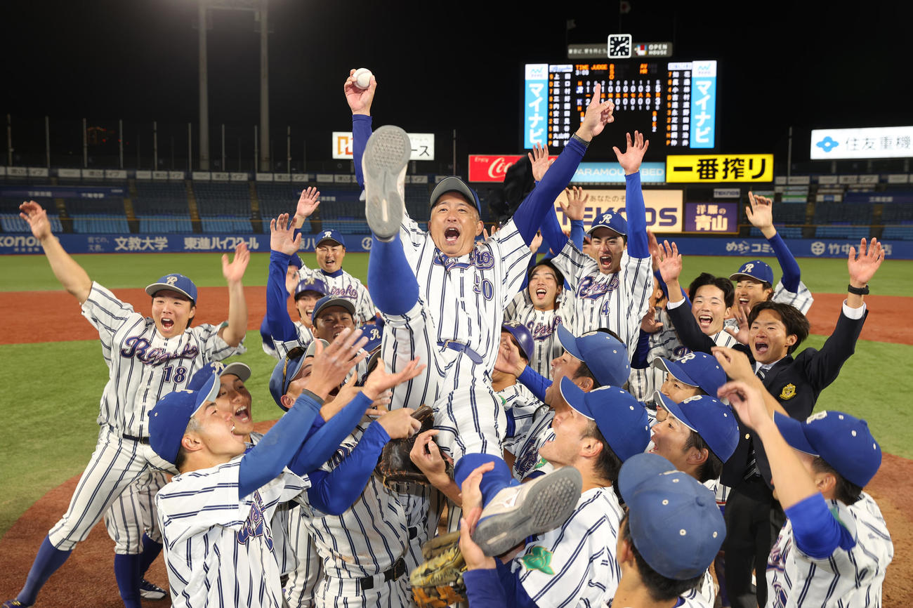 立正大対駒大　1部昇格を決めた立正大・金剛監督はナインから胴上げされる（撮影・柴田隆二）