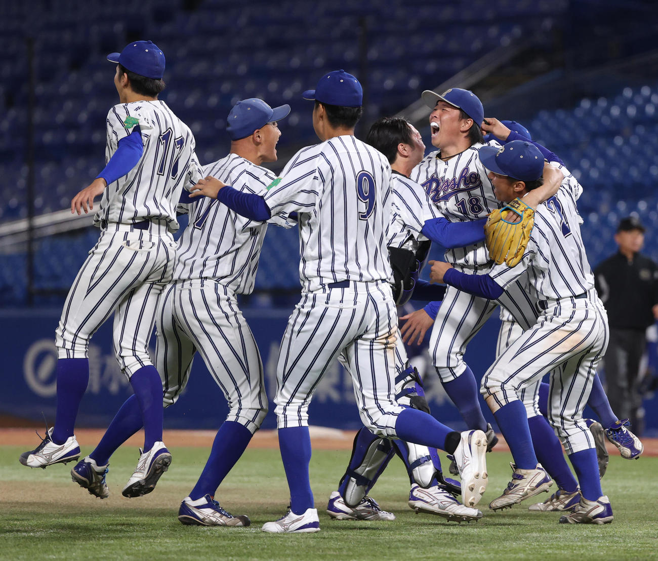 立正大対駒大　1部昇格を決め喜ぶ立正大ナイン（撮影・柴田隆二）