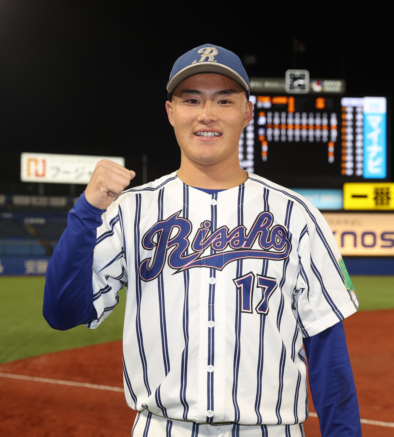 立正大対駒大　　1部昇格を決めた立正大・林はガッツポーズする（撮影・柴田隆二）