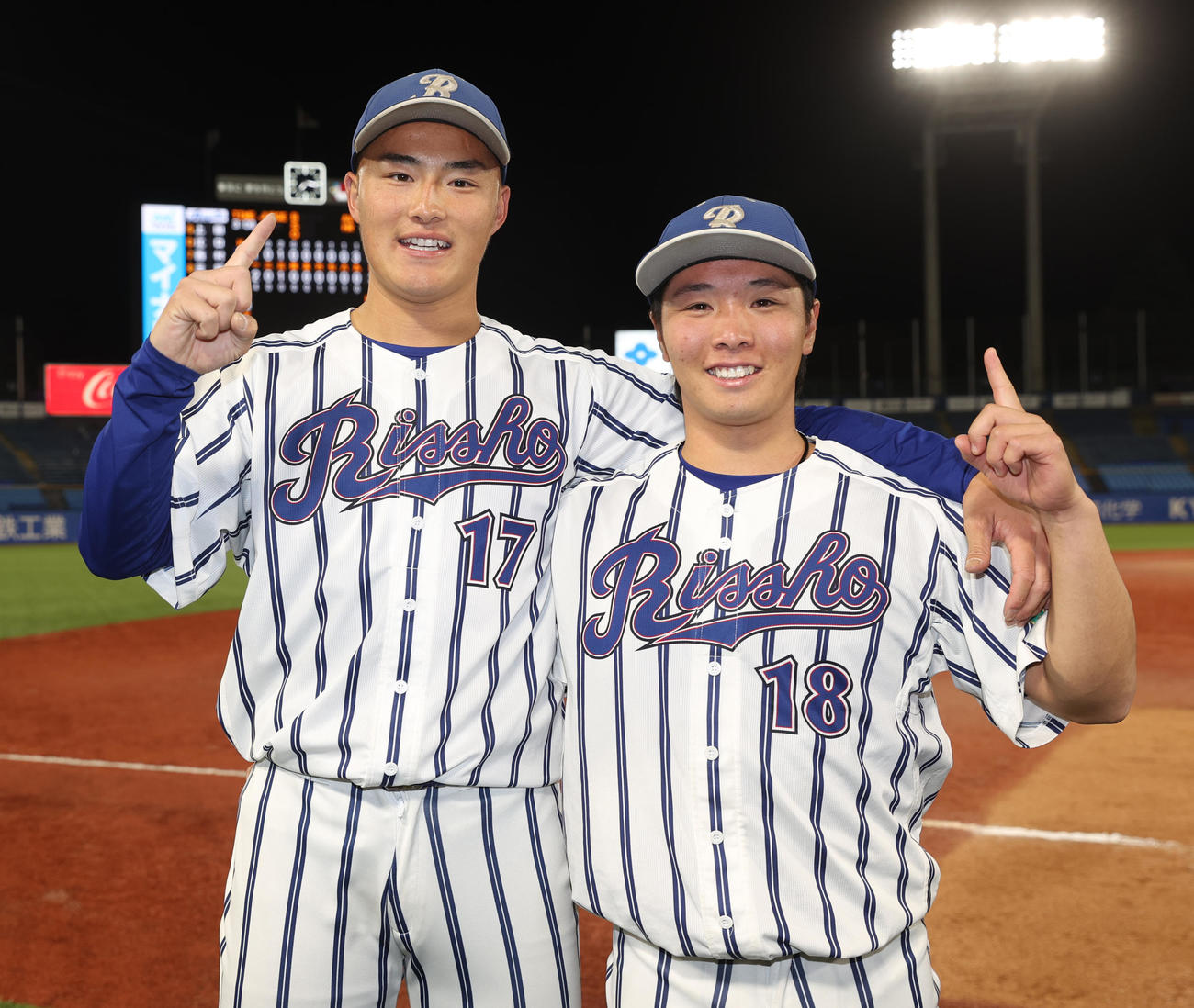 立正大対駒大　　1部昇格を決めた立正大・林（左）と樫村は喜ぶ（撮影・柴田隆二）