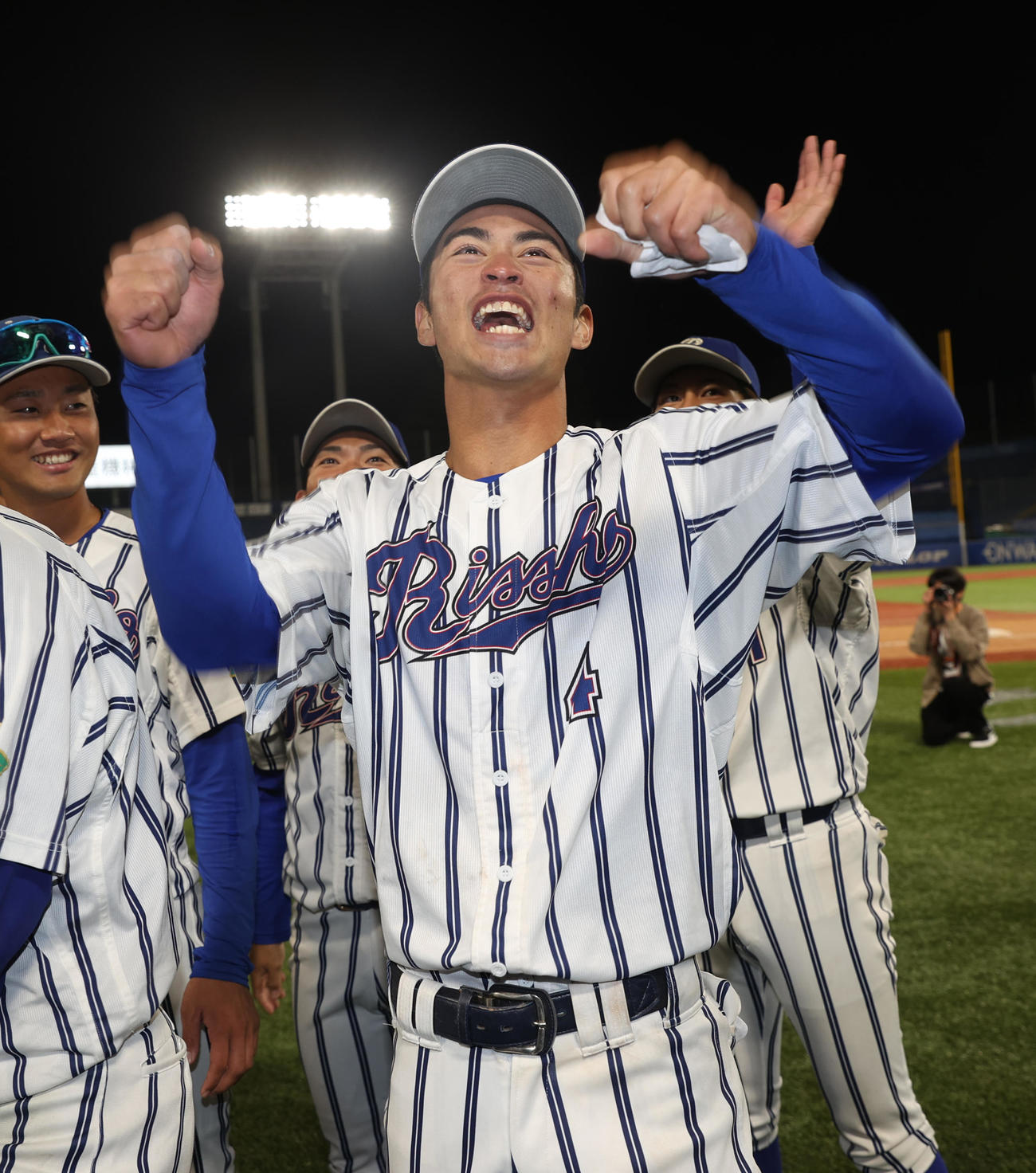 立正大対駒大　　1部昇格を決めた立正大・上田は喜ぶ（撮影・柴田隆二）