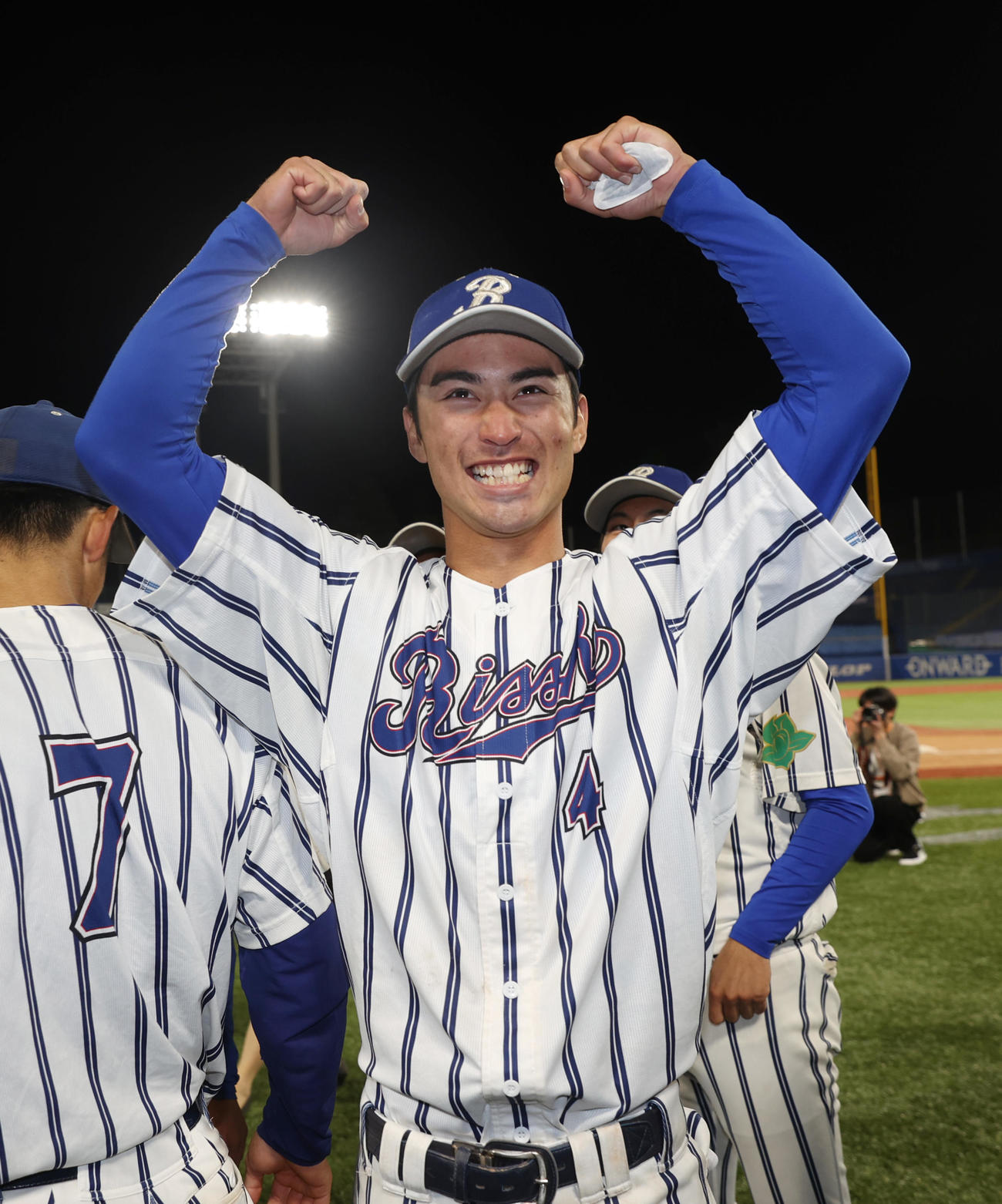 立正大対駒大　　1部昇格を決めた立正大・上田は喜ぶ（撮影・柴田隆二）