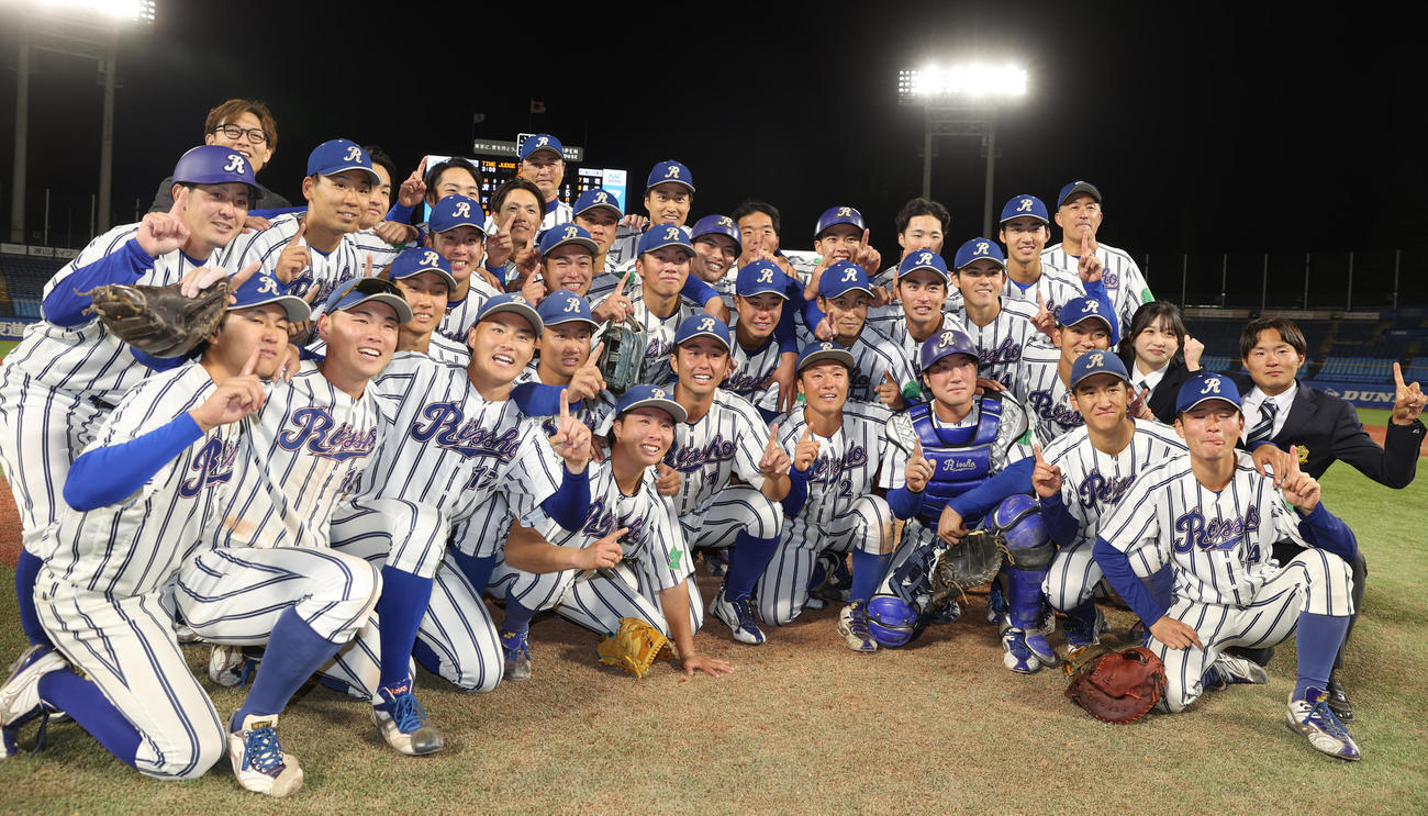 立正大対駒大　　1部昇格を決めた立正大ナインは記念撮影に納まる（撮影・柴田隆二）