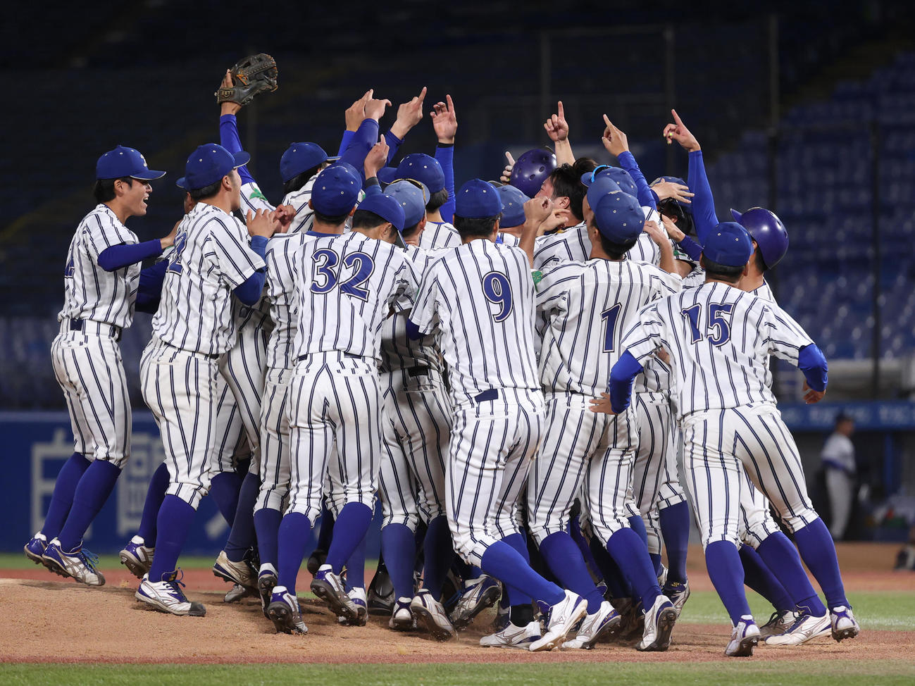 立正大対駒大　1部昇格を決め喜ぶ立正大ナイン（撮影・柴田隆二）