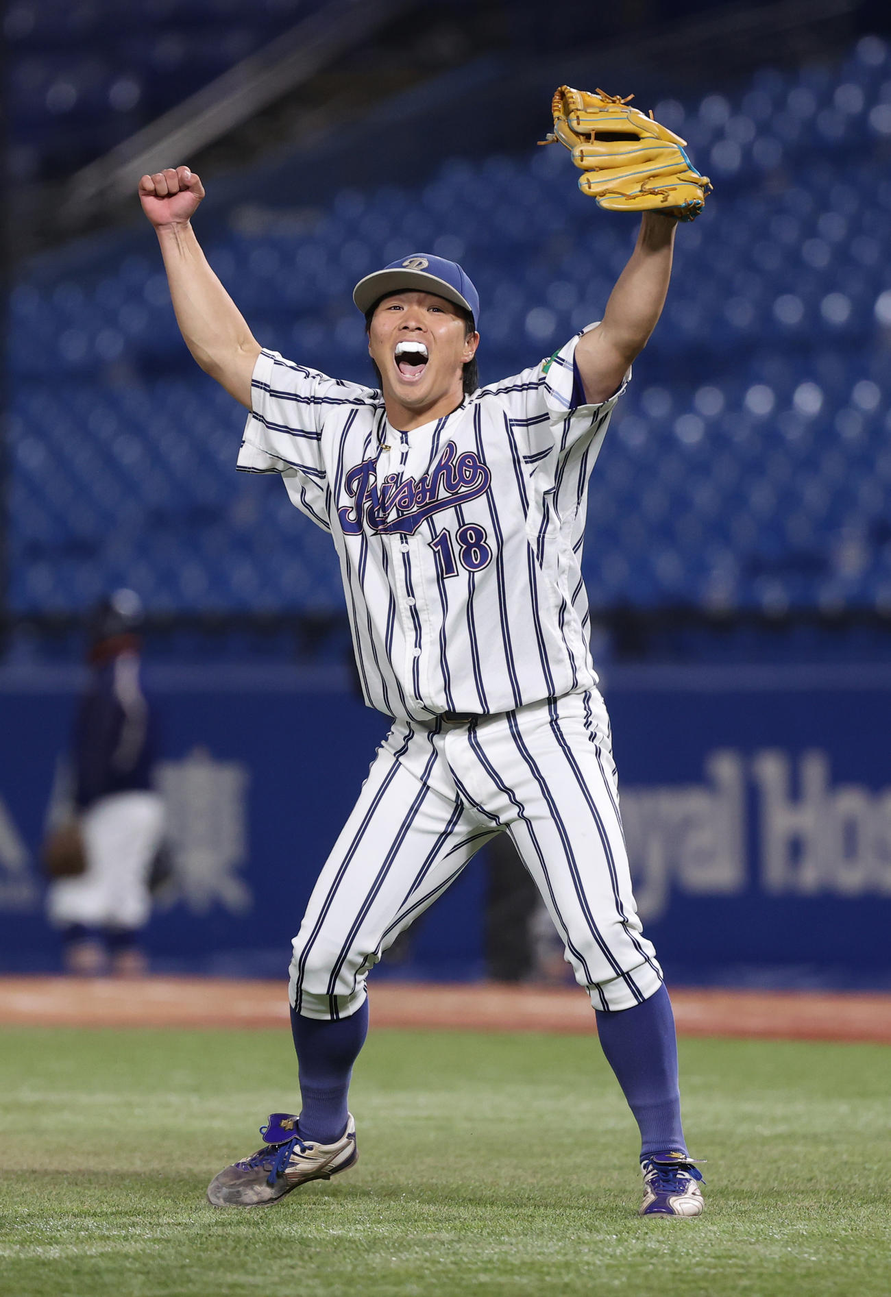 立正大対駒大　1部昇格を決めガッツポーズする立正大・樫村（撮影・柴田隆二）