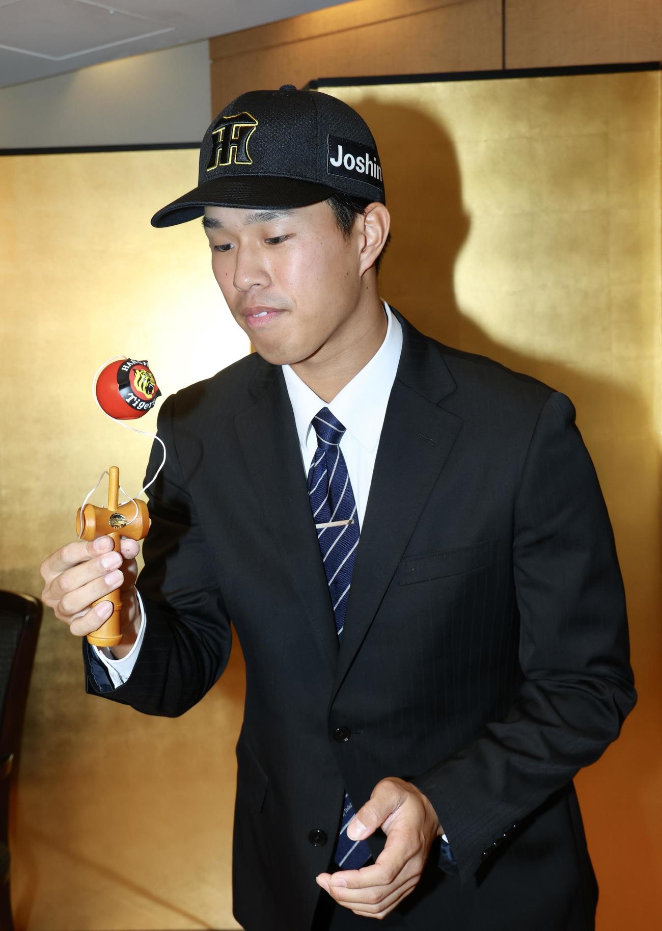 会見後にけん玉を披露する阪神ドラフト3位の筑波大・岡城（撮影・河田真司）