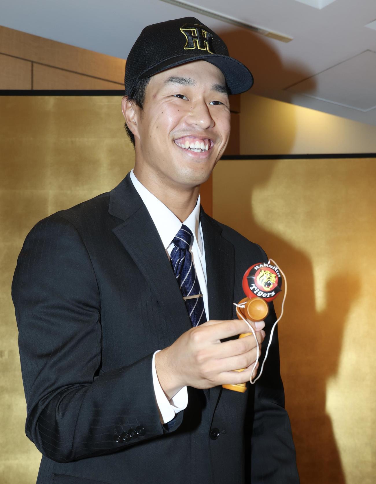 会見後にけん玉を披露する阪神ドラフト3位の筑波大・岡城（撮影・河田真司）