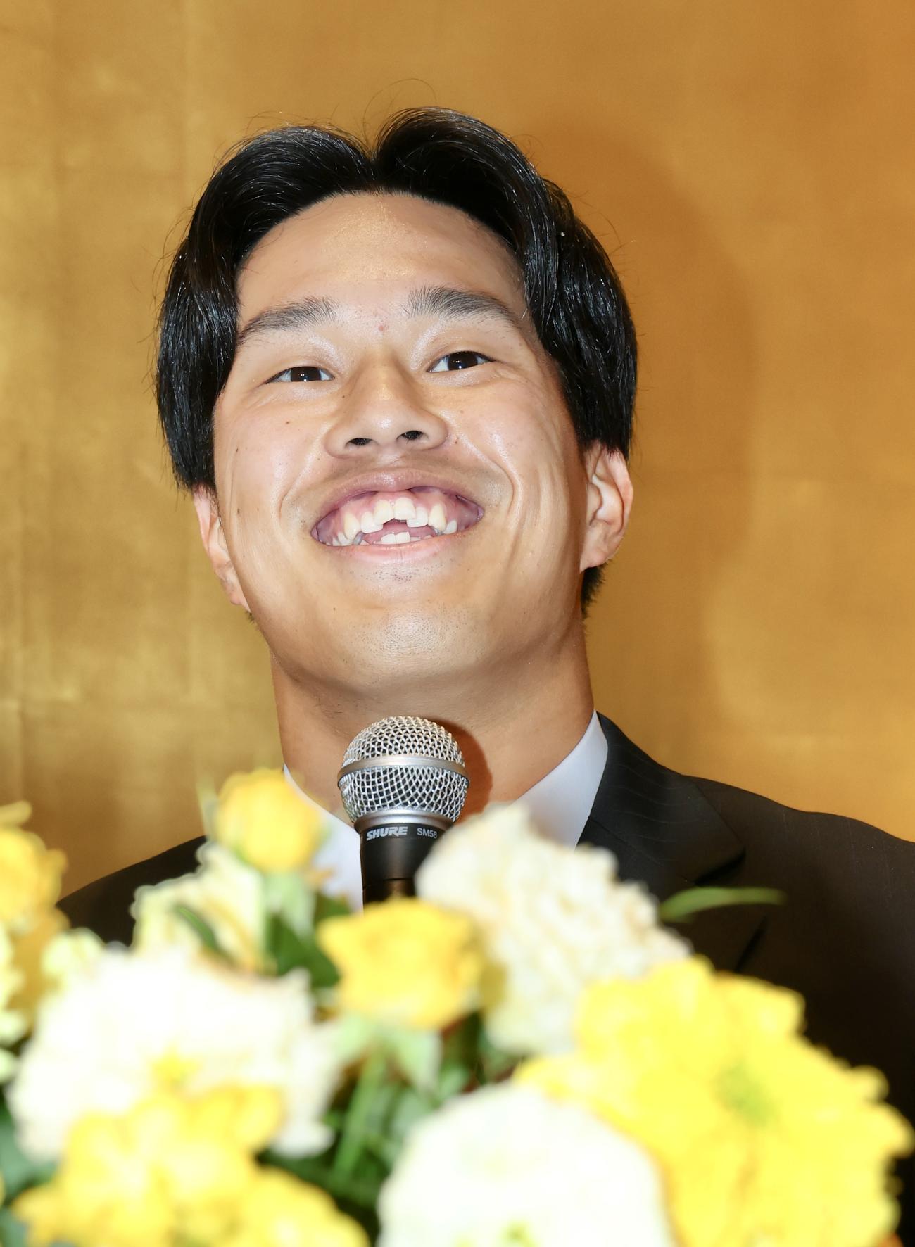 仮契約交渉を終え、笑顔で会見に臨む阪神ドラフト3位の筑波大・岡城（撮影・河田真司）