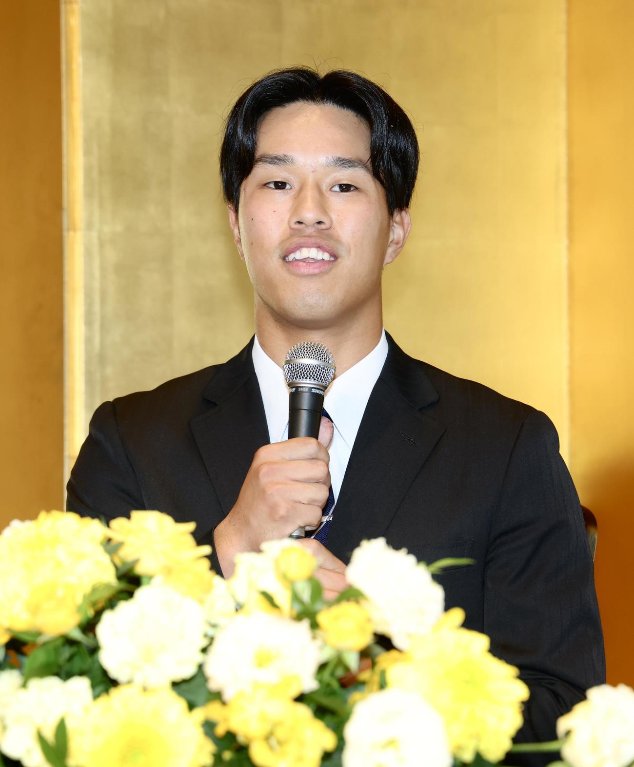 仮契約交渉を終え、笑顔で会見に臨む阪神ドラフト3位の筑波大・岡城（撮影・河田真司）