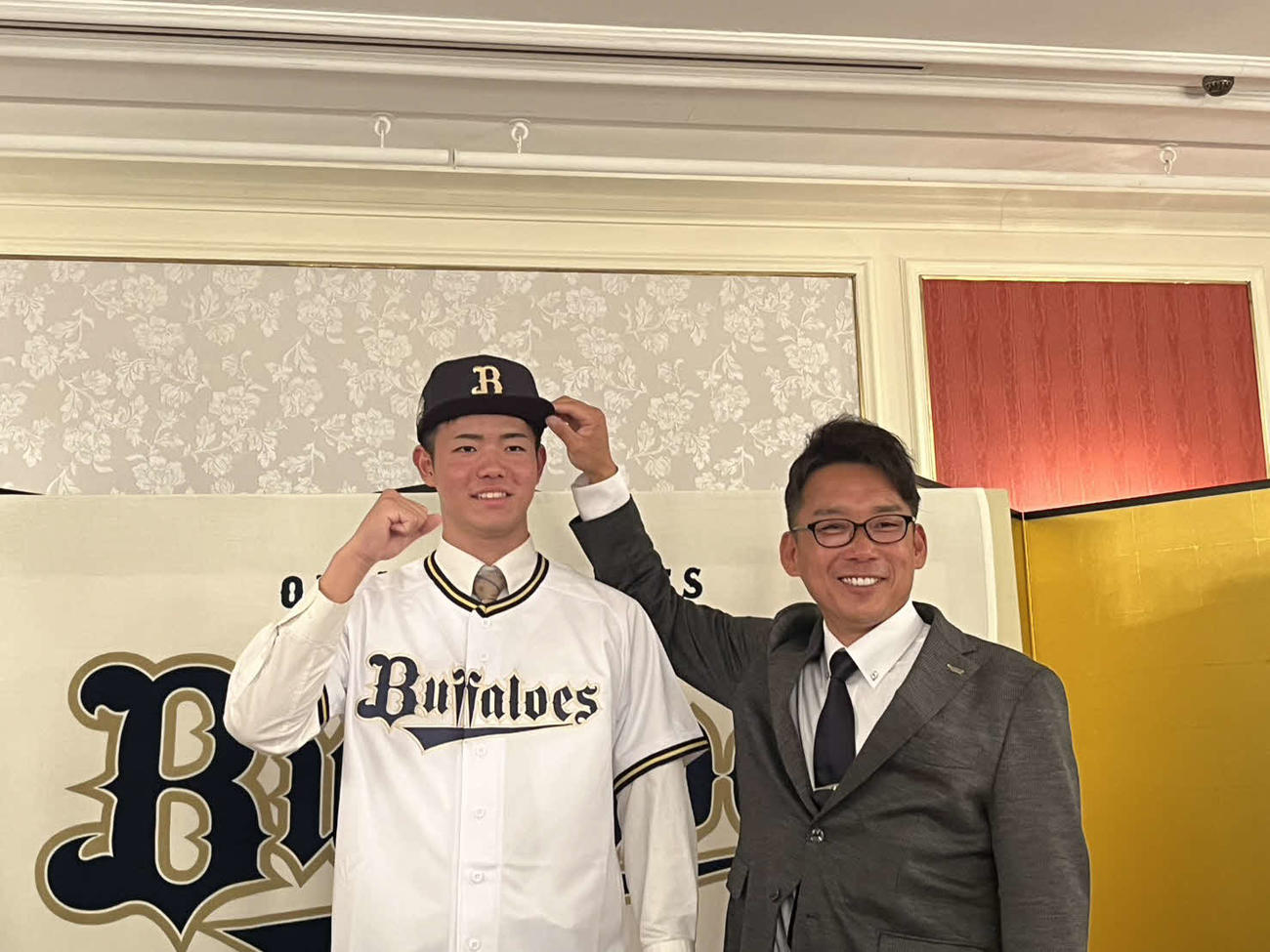 仮契約を結んだオリックスドラフト2位の大阪桐蔭・森（左）と下山担当スカウト（撮影・村松万里子）