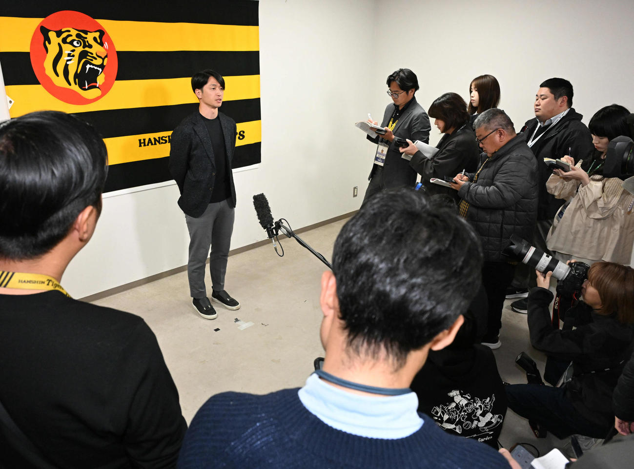 FA権を行使せず残留を決めた近本は取材に応じる（撮影・石井愛子）