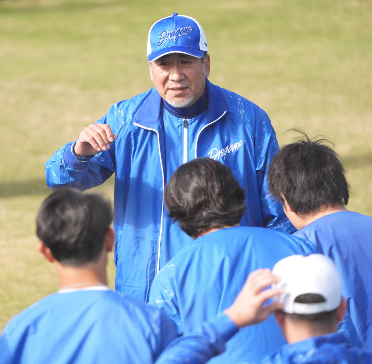 高山投手コーチ（奥）は今日からチームに合流しナインにあいさつをする（撮影・森本幸一）