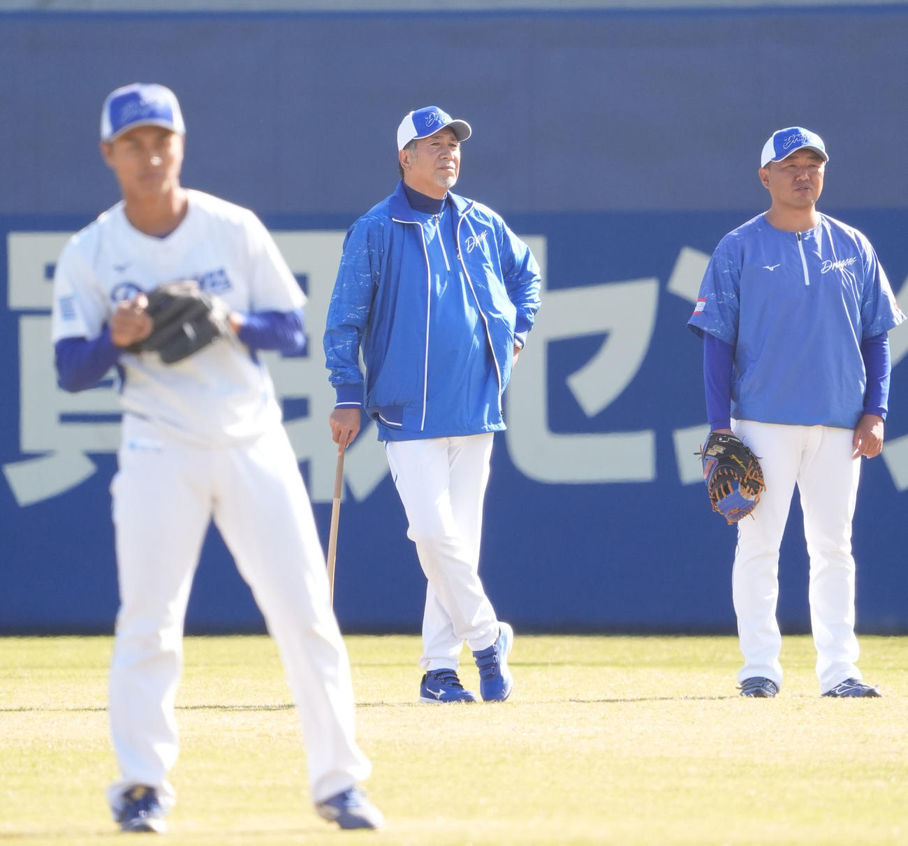 高山投手コーチ（中央）は今日からチームに合流し練習を見つめる（撮影・森本幸一）