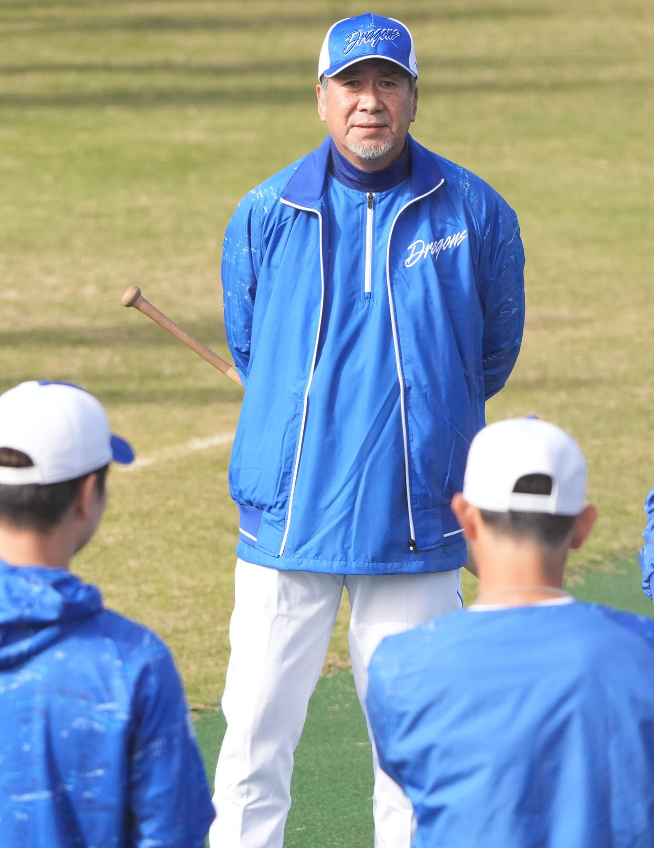 高山投手コーチ（中央）は今日からチームに合流しナインにあいさつをする（撮影・森本幸一）