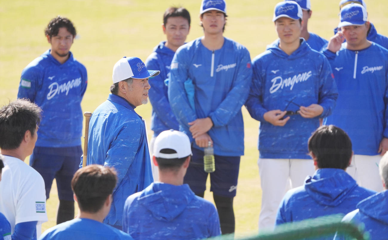 高山投手コーチ（左から4人目）は今日からチームに合流しナインにあいさつをする（撮影・森本幸一）
