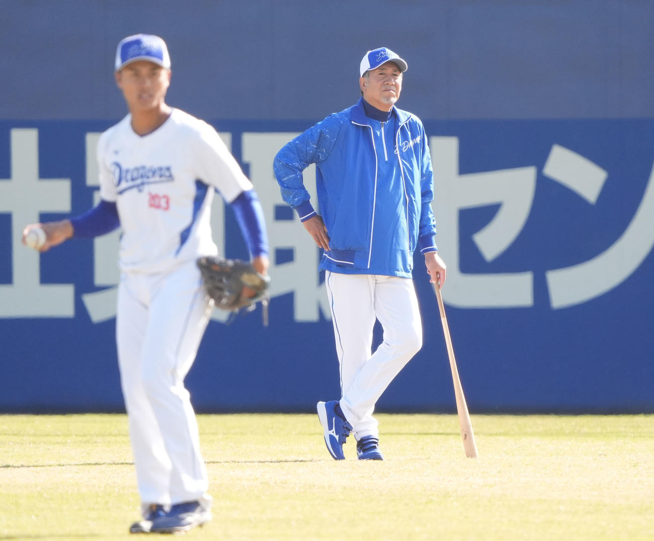 高山投手コーチ（右）は今日からチームに合流し練習を見つめる（撮影・森本幸一）