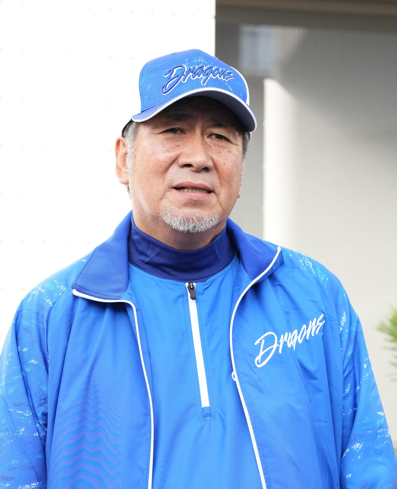 取材に応じる高山投手コーチ（撮影・森本幸一）