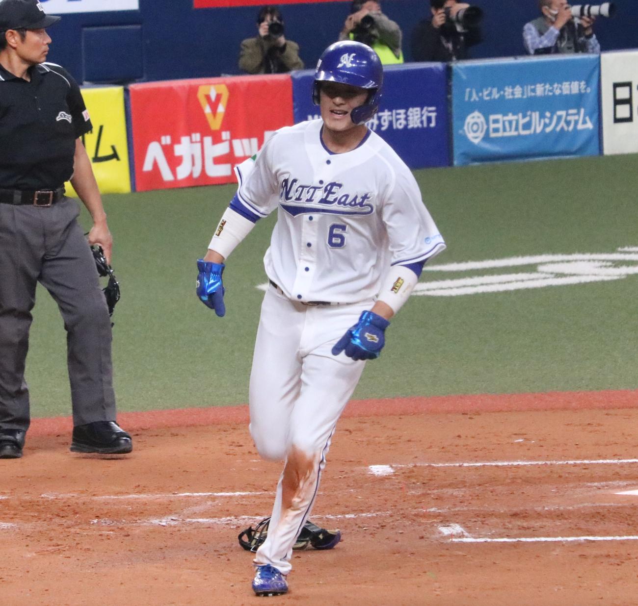 NTT東日本－ヤマハ　1回、NTT東日本の石井巧が生還する（撮影・林亮佑）
