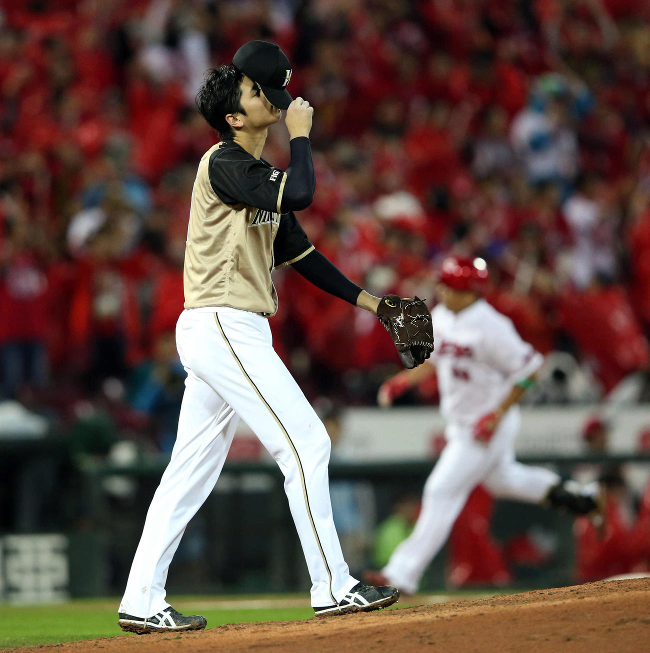 2016年日本シリーズ　日本ハム大谷（手前）から本塁打を放った広島松山