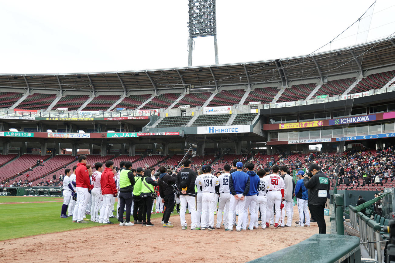 開始前、説明を聞くトライアウトに臨む選手たち（撮影・前田充）