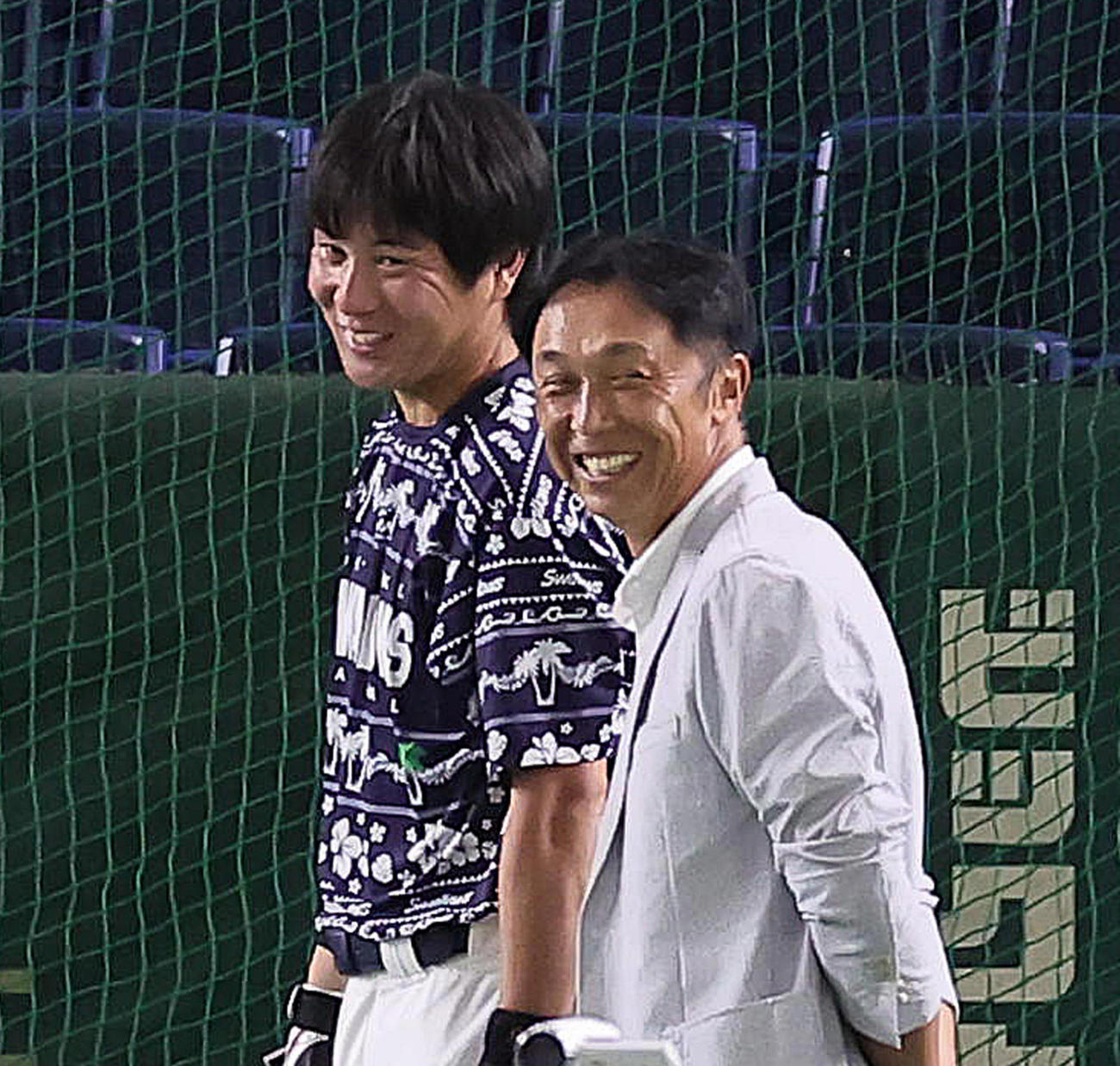 談笑するヤクルト川端慎吾（左）と宮本慎也氏（2024年9月撮影）