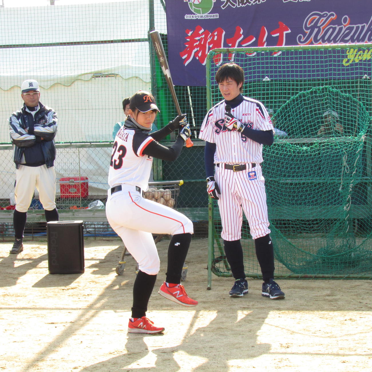 ヤクルト川端（右）と妹の友紀。後方左は父末吉さん（2015年撮影）