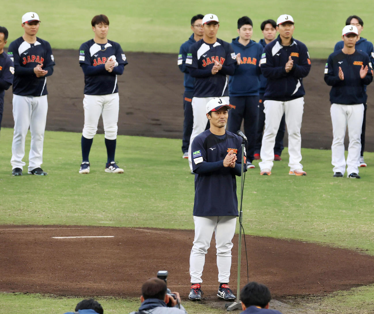 宮崎合宿を打ち上げ坂本の発声で手締めを行うナイン（撮影・加藤哉）