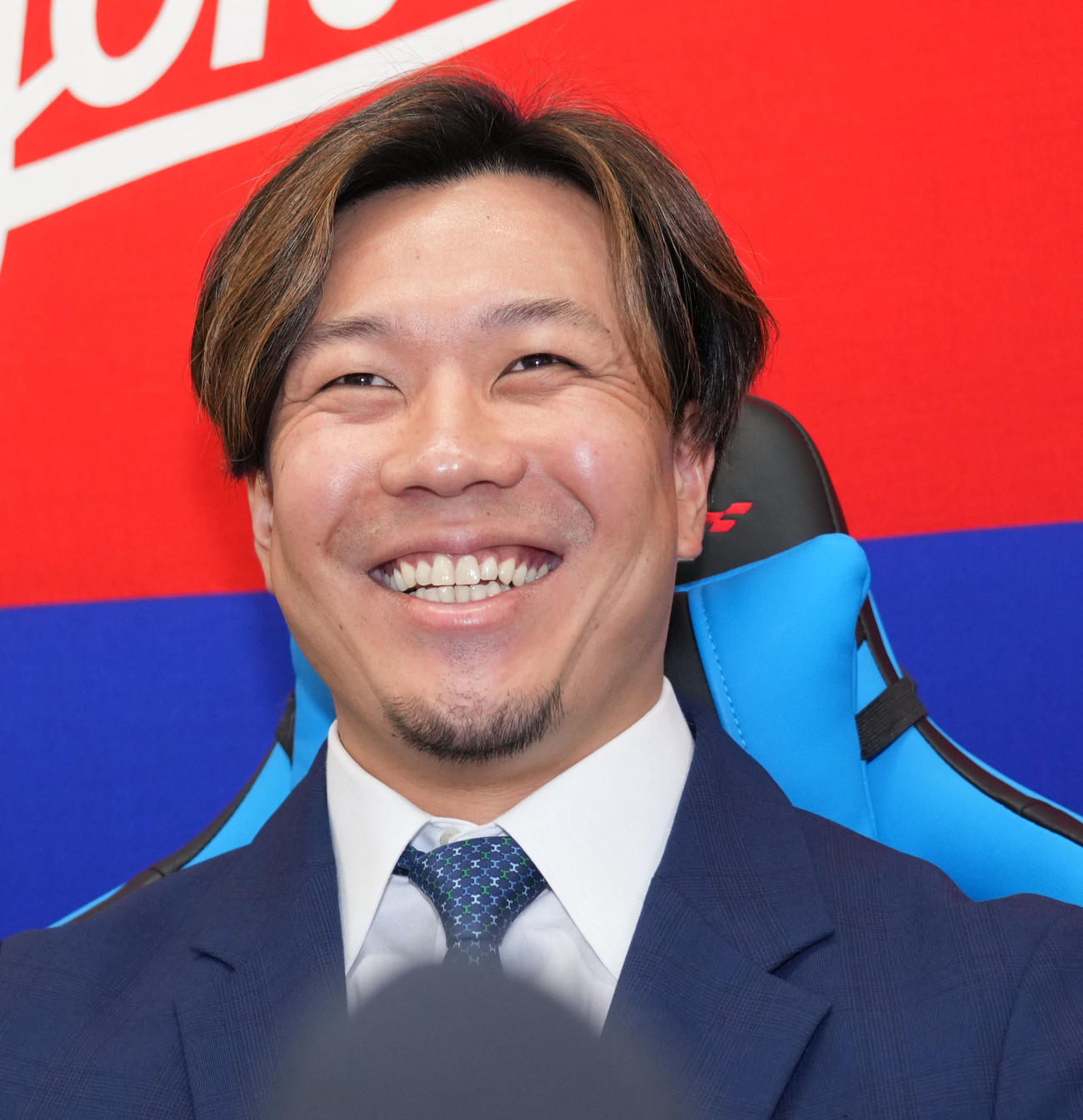 契約交渉後の会見中、明るい表情を見せる大野（撮影・森本幸一）