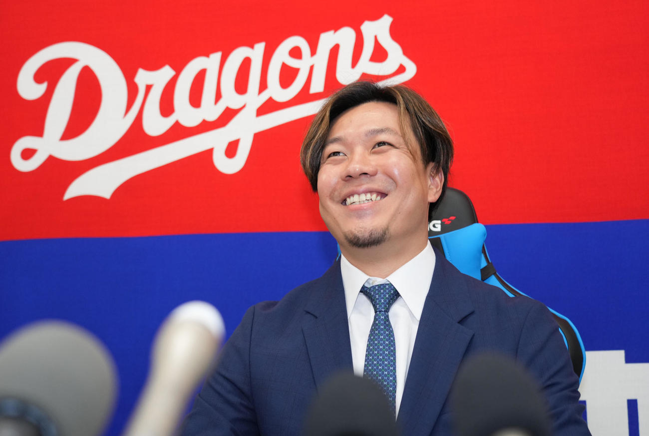 契約交渉後の会見中、明るい表情を見せる大野（撮影・森本幸一）
