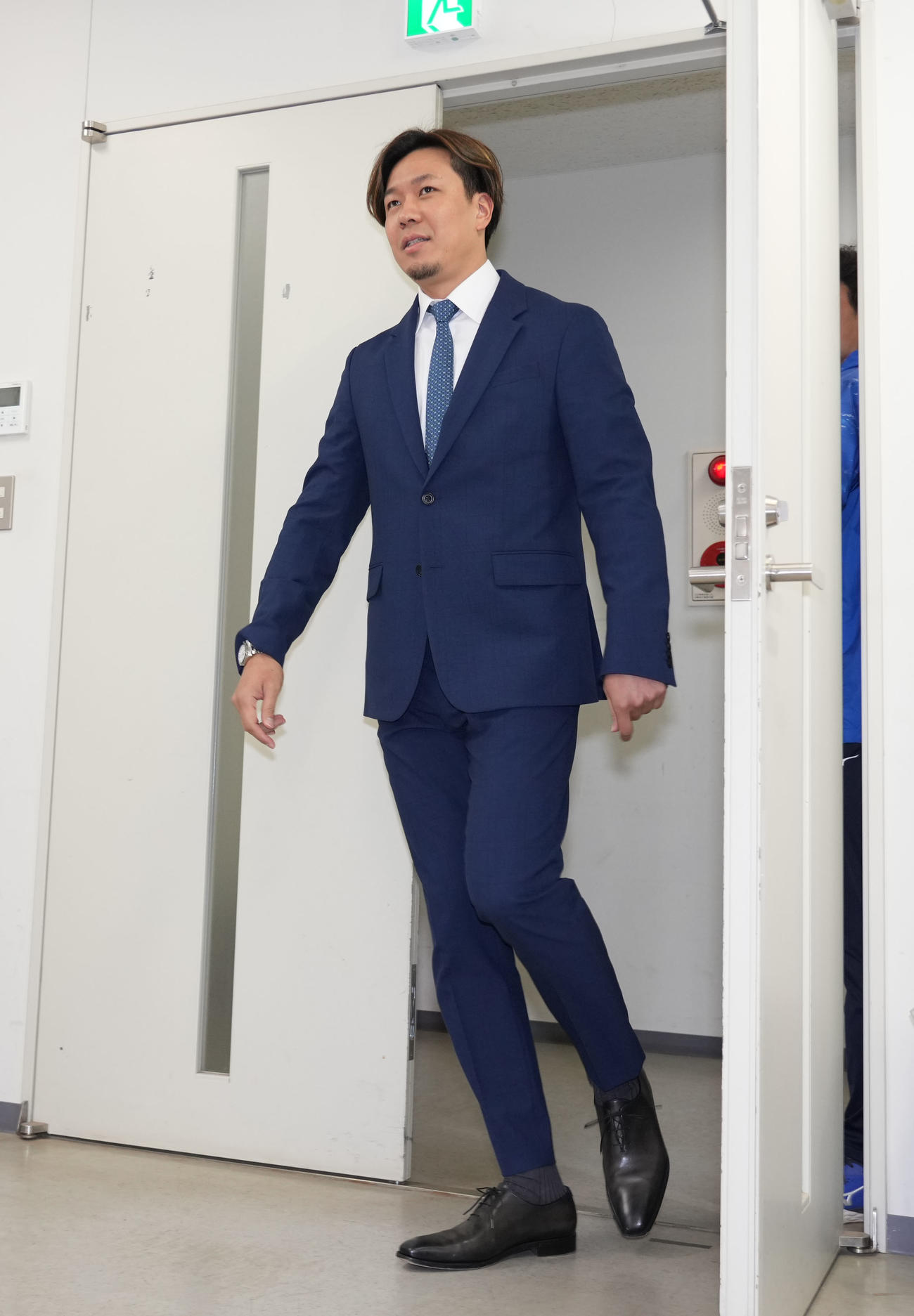 契約交渉を終え会見場に姿を見せる大野（撮影・森本幸一）