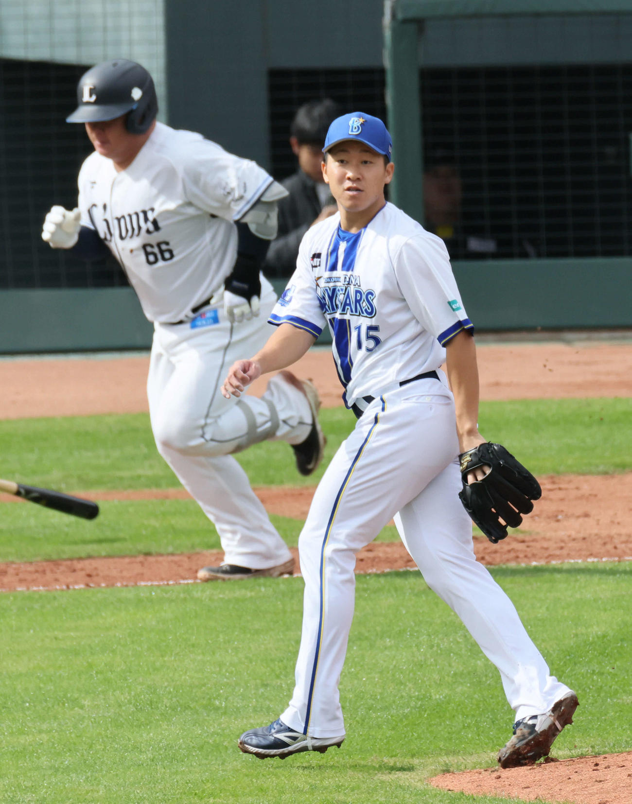 西武の渡部を内野ゴロに打ち取ったDeNAの徳山（撮影・加藤孝規）　