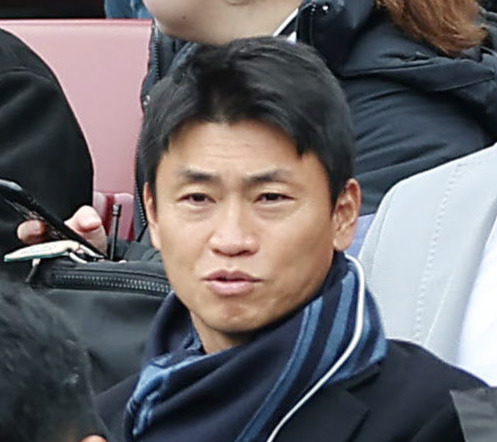 トライアウトを見守るヤクルト青木GM特別補佐（撮影・前田充）