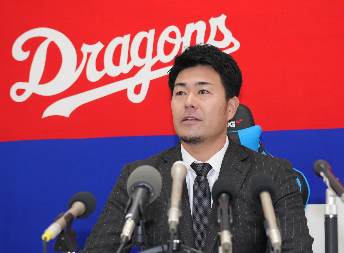 契約交渉を終え会見する木下（撮影・森本幸一）