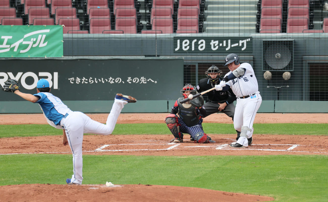 日本ハムの石川から左越え本塁打を放つ西武の渡部（撮影・加藤孝規）　（撮影・加藤孝規）