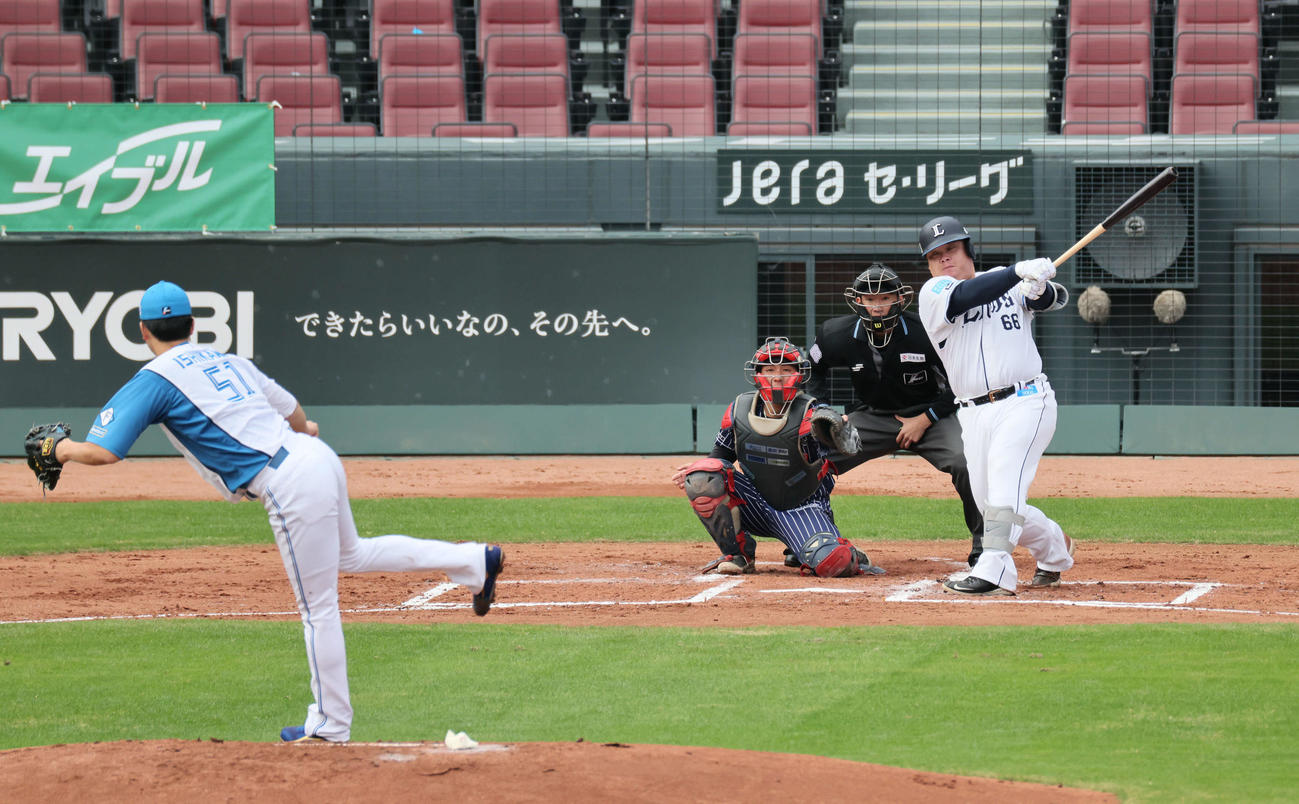日本ハムの石川から左越え本塁打を放つ西武の渡部（撮影・加藤孝規）　（撮影・加藤孝規）