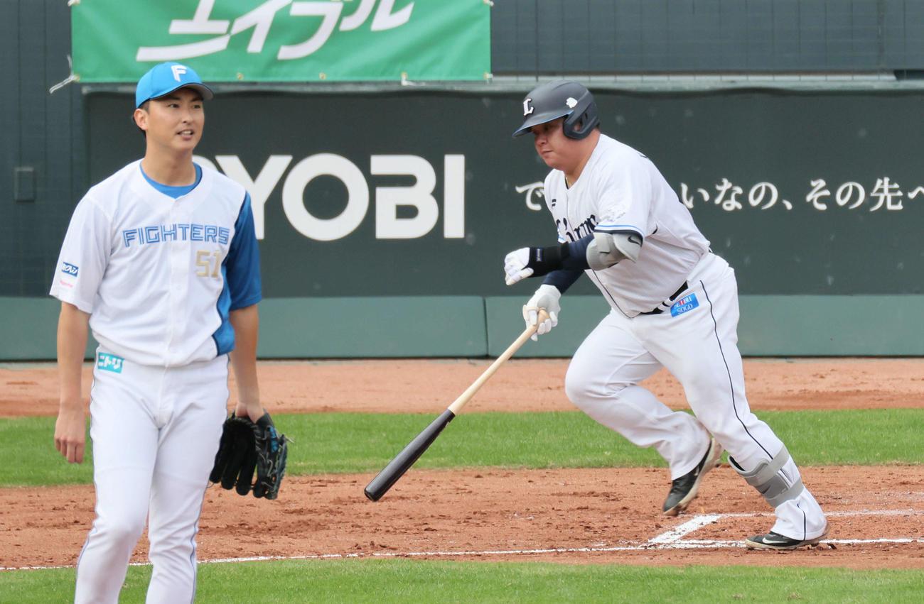 日本ハムの石川から左越え本塁打を放つ西武の渡部（撮影・加藤孝規）　（撮影・加藤孝規）