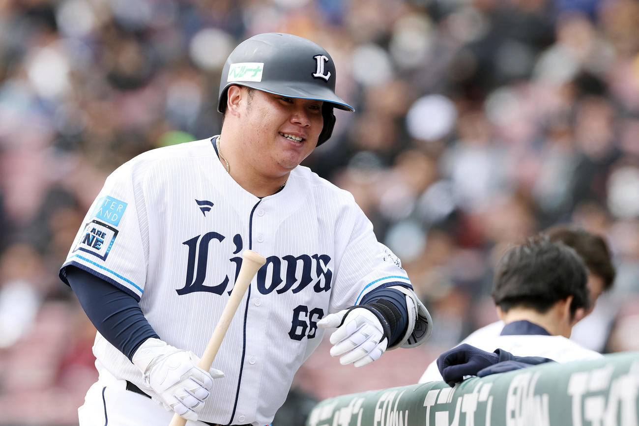 トライアウトの第1打席で本塁打を放ち、笑顔を見せる西武渡部（撮影・前田充）