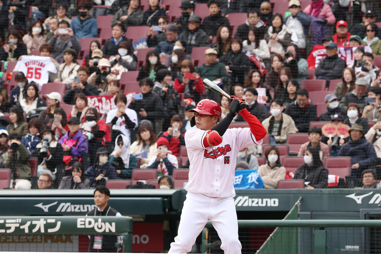 トライアウトでファンの応援を背に打席に入る広島松山（撮影・前田充）