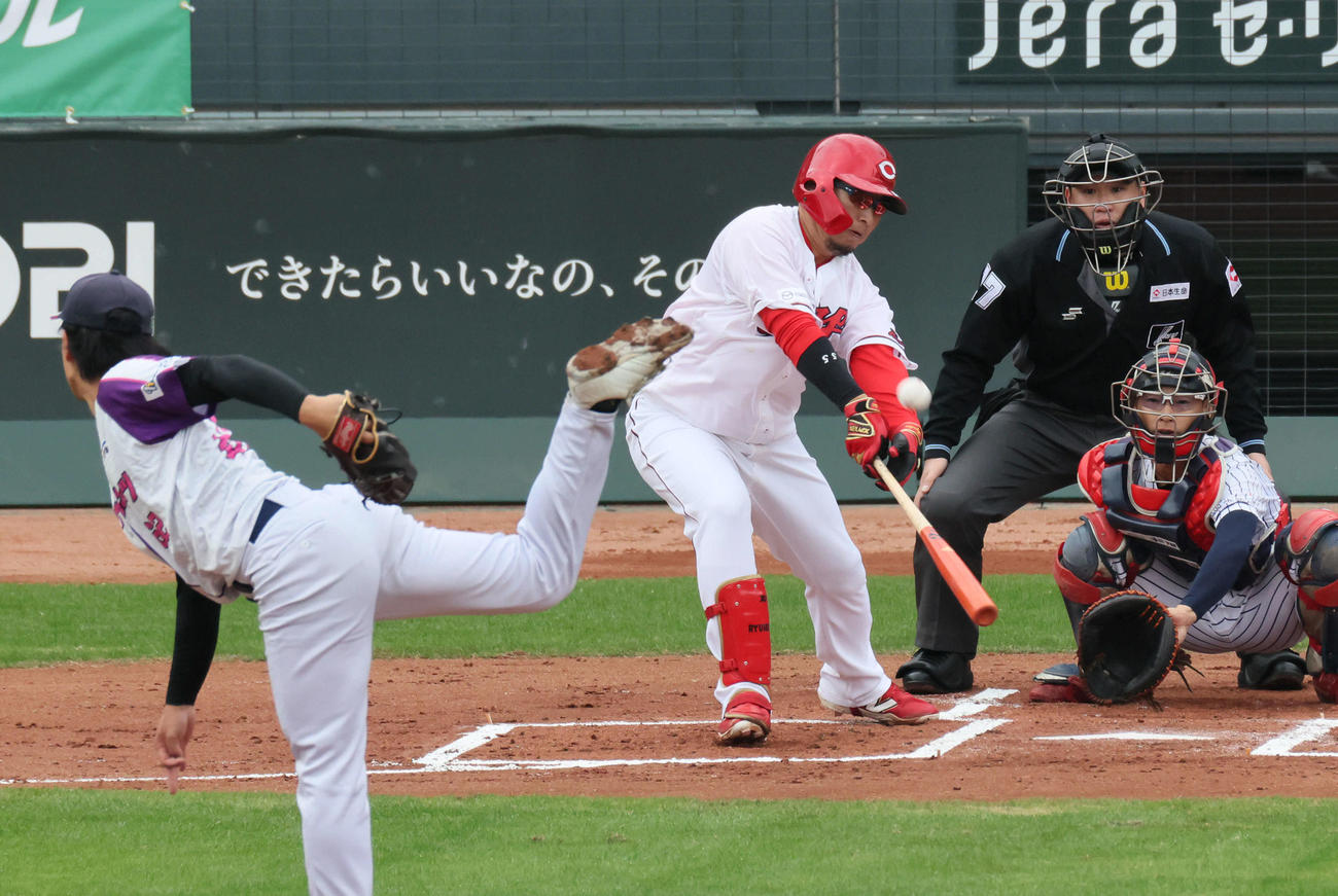 茨城アストロプラネッツの竹内から右前打を放つ広島の松山（撮影・加藤孝規）　