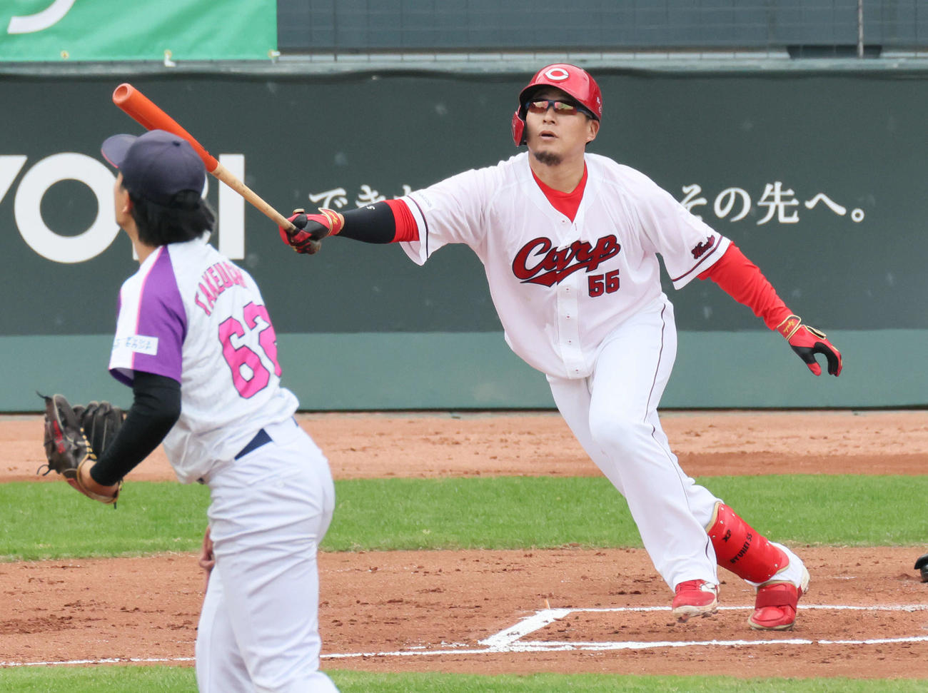茨城アストロプラネッツの竹内から右前打を放つ広島の松山（撮影・加藤孝規）　