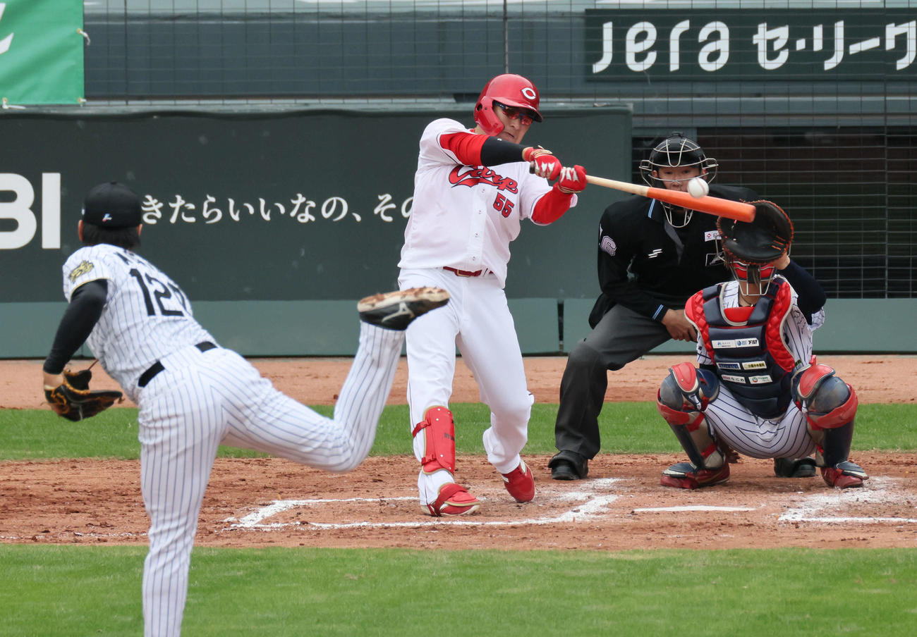 阪神の森木から中前打を放つ広島松山（撮影・加藤孝規）　