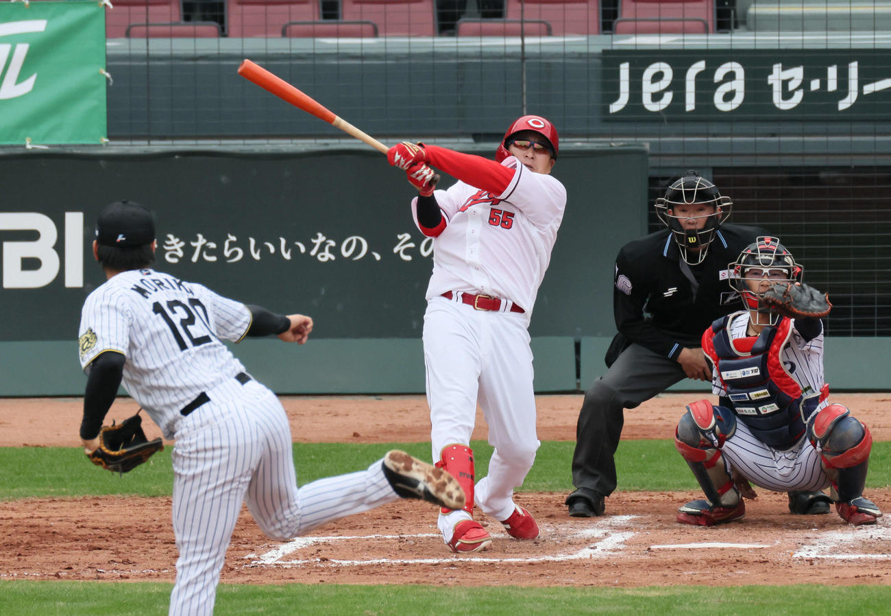阪神の森木から中前打を放つ広島松山（撮影・加藤孝規）　