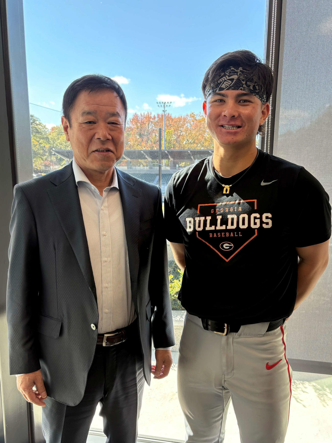 福良GMから指名あいさつを受けたオリックスのドラフト6位ジョージア大・石川ケニー投手（右）（球団提供）