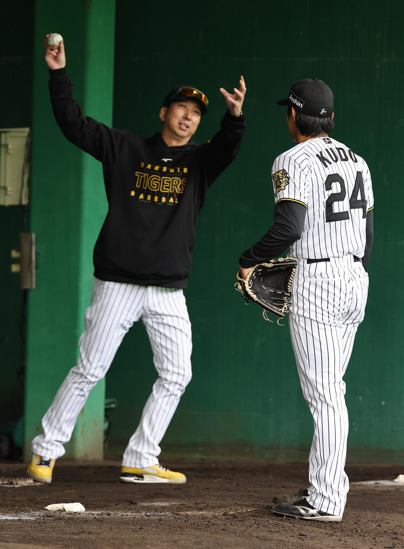 工藤（右）に指導する藤川監督（撮影・上田博志）