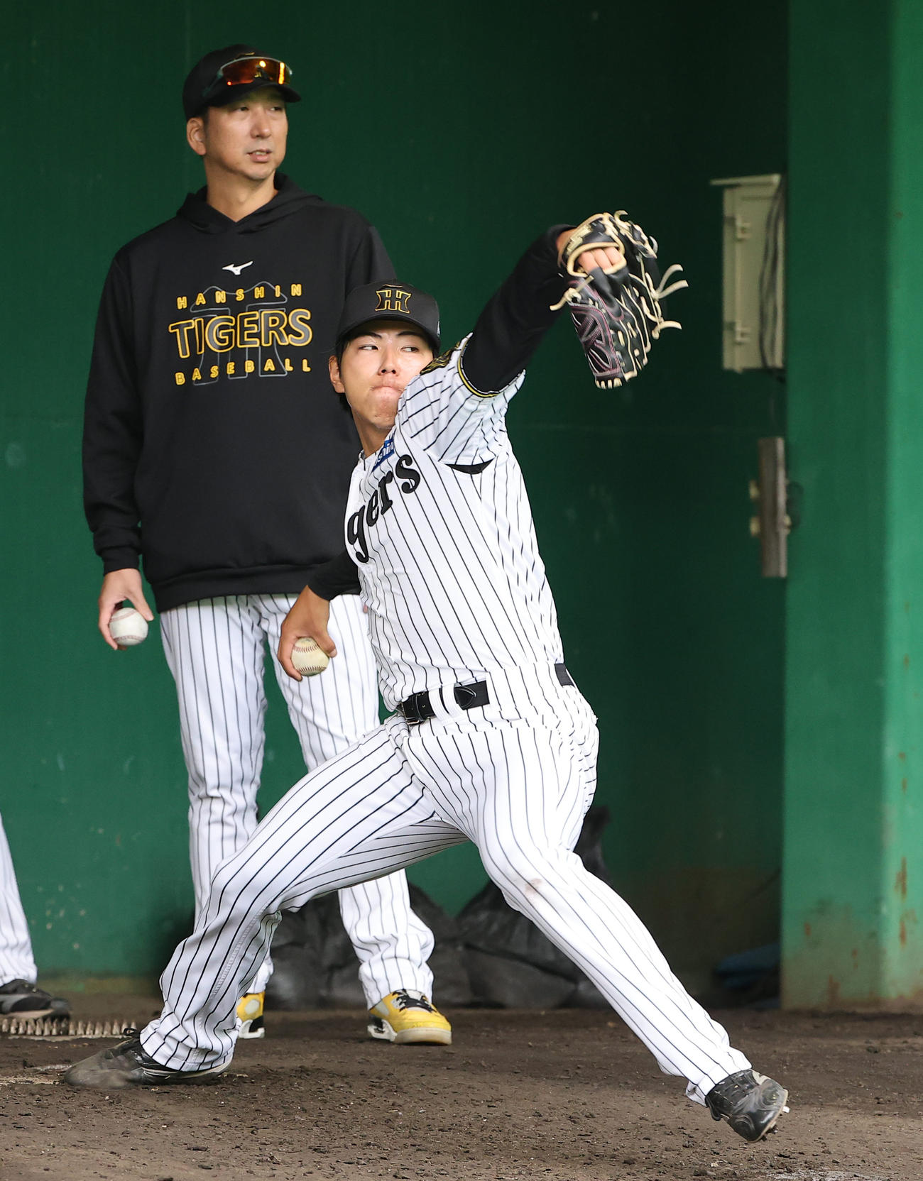 投球練習をする工藤（右）と見守る藤川監督（撮影・上田博志）