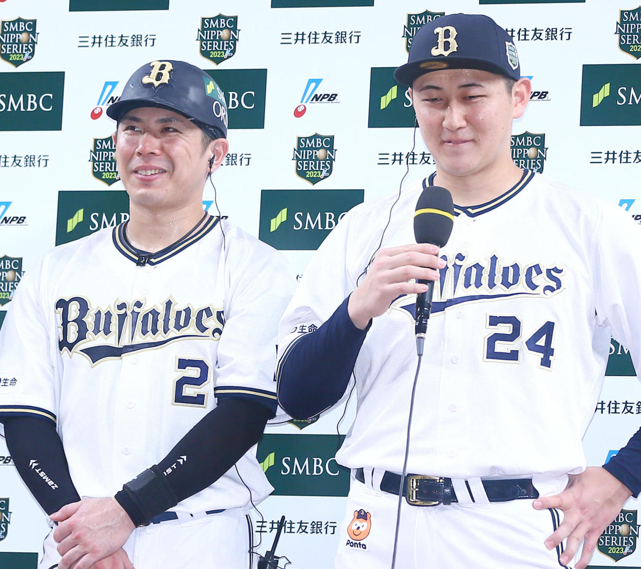 オリックス若月健矢（左）、紅林弘太郎（23年11月4日撮影）