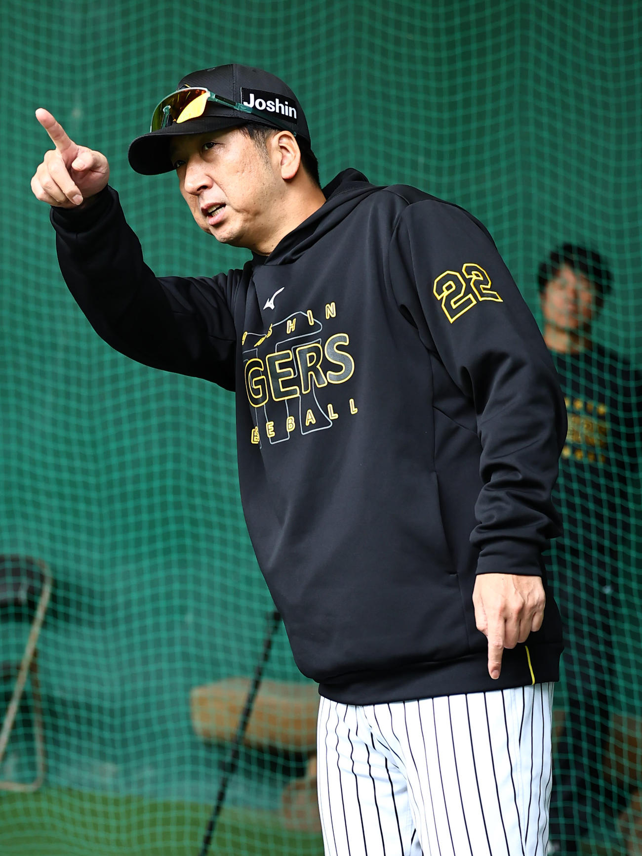 ブルペンで指示を出す藤川監督（撮影・上田博志）