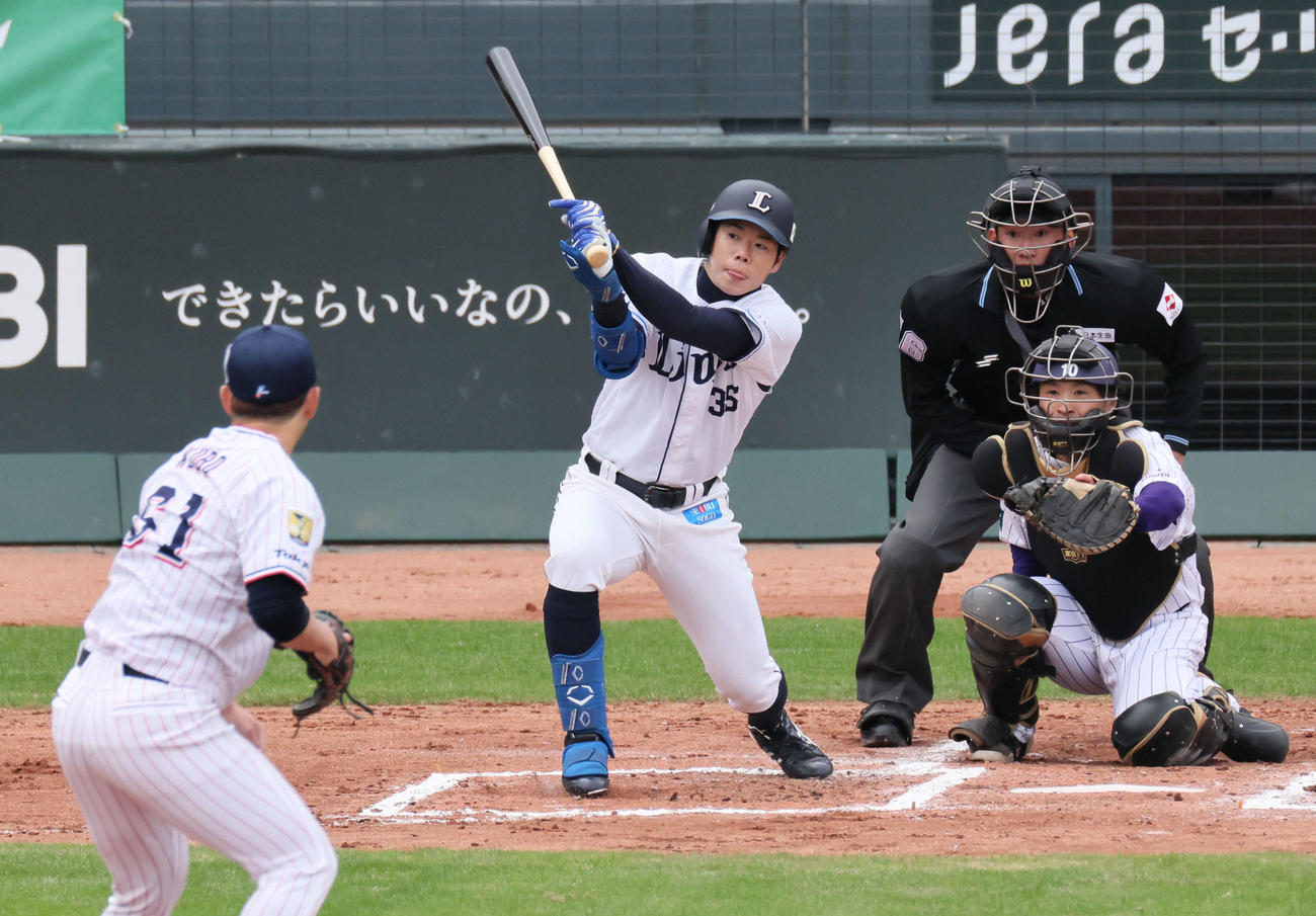 堺シュライクスの久保拓真から右前打を放つ西武の松原（撮影・加藤孝規）　