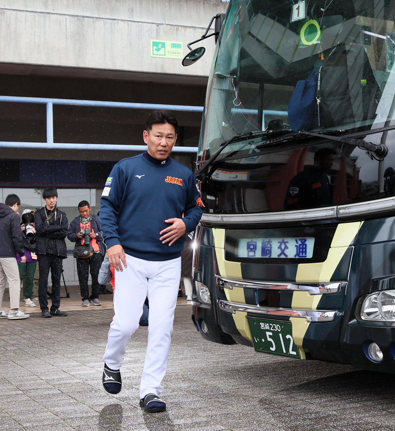 宮崎合宿を終えバスへ向かう井端監督（撮影・加藤哉）